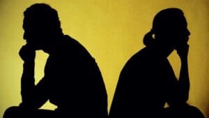 Persona reflexionando sobre una relación tóxica, simbolizando la liberación emocional y el camino hacia el bienestar personal.