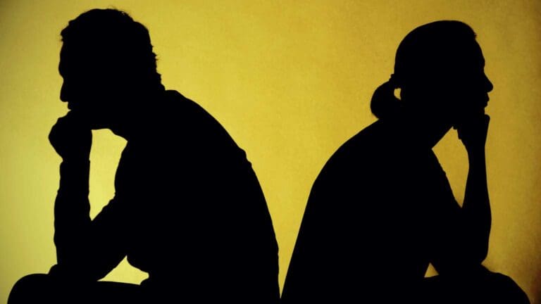 Persona reflexionando sobre una relación tóxica, simbolizando la liberación emocional y el camino hacia el bienestar personal.