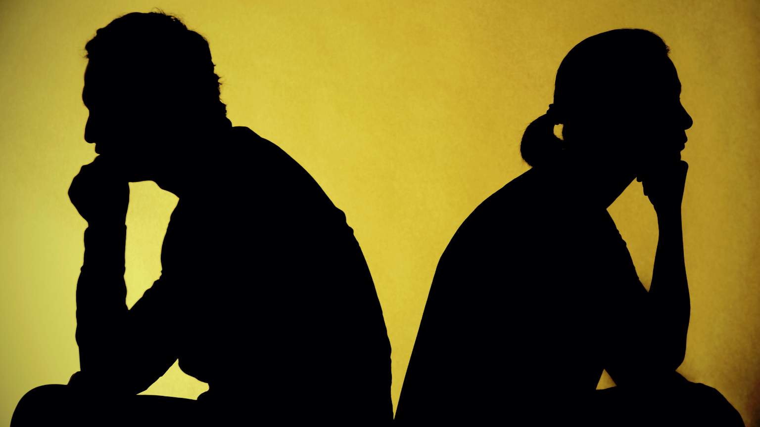 Persona reflexionando sobre una relación tóxica, simbolizando la liberación emocional y el camino hacia el bienestar personal.