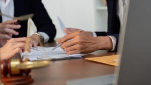 Revisión legal de proyecto urbanístico en Valencia con abogados y planos de arquitectura sobre una mesa