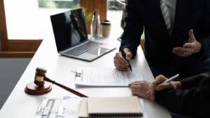 Abogado laboralista asesorando a un cliente sobre derechos laborales en España en 2025, revisión de contrato y recomendaciones legales en despacho.