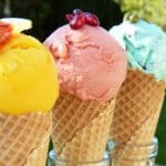 Comparación entre helado artesanal y tradicional, mostrando la diferencia en color, textura e ingredientes naturales frente a los industriales.
