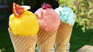 Comparación entre helado artesanal y tradicional, mostrando la diferencia en color, textura e ingredientes naturales frente a los industriales.