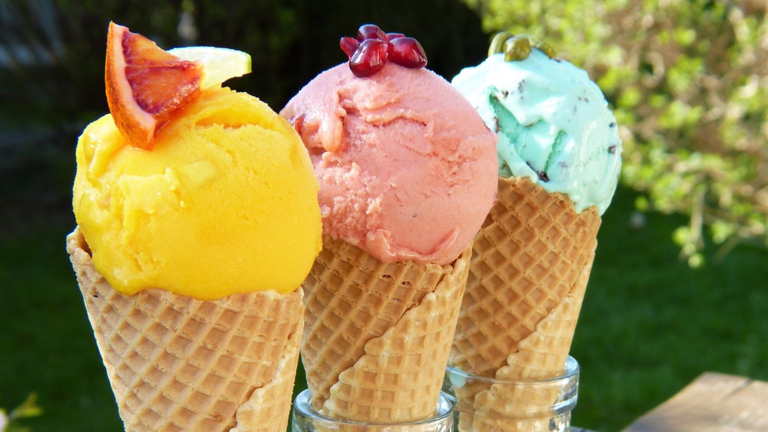 Comparación entre helado artesanal y tradicional, mostrando la diferencia en color, textura e ingredientes naturales frente a los industriales.