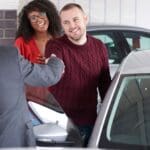Persona recibiendo asesoría para comprar un coche de segunda mano con confianza y seguridad.