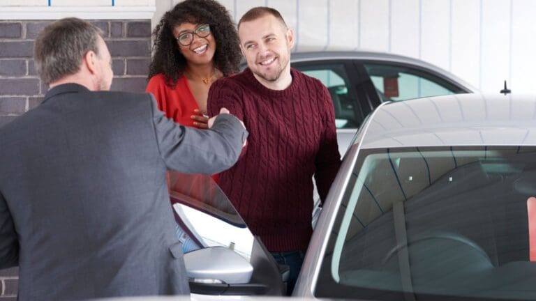 Persona recibiendo asesoría para comprar un coche de segunda mano con confianza y seguridad.
