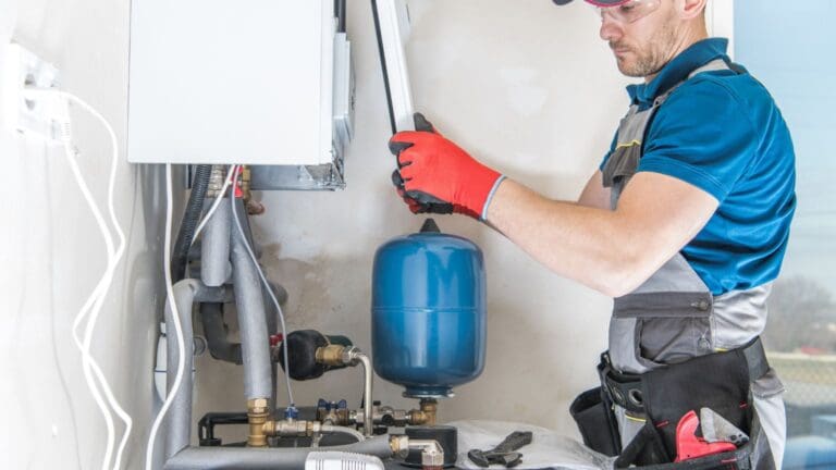 Técnico realizando mantenimiento de gas en una instalación doméstica con equipo de seguridad.