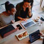 Espacio de coworking moderno diseñado para el teletrabajo, con zonas compartidas, tecnología avanzada y un entorno profesional que facilita la productividad y el networking.