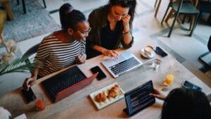 Espacio de coworking moderno diseñado para el teletrabajo, con zonas compartidas, tecnología avanzada y un entorno profesional que facilita la productividad y el networking.