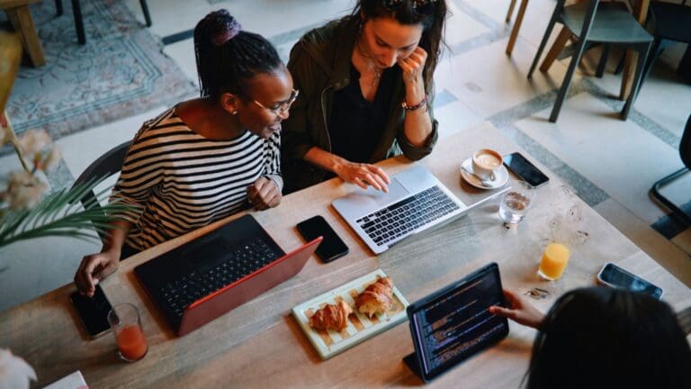 Espacio de coworking moderno diseñado para el teletrabajo, con zonas compartidas, tecnología avanzada y un entorno profesional que facilita la productividad y el networking.