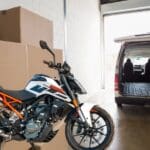 Moto siendo cargada en una furgoneta para envío seguro dentro de España con servicio especializado