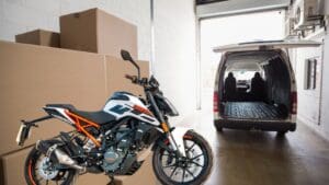 Moto siendo cargada en una furgoneta para envío seguro dentro de España con servicio especializado