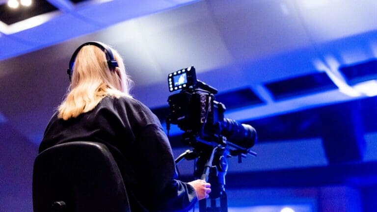 Producción audiovisual corporativa en Madrid con equipo profesional, capturando la esencia de cada proyecto para potenciar la imagen de marca.