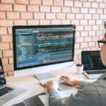 Profesional diseñando sitio web moderno en oficina con enfoque UX UI y responsive para negocios digitales