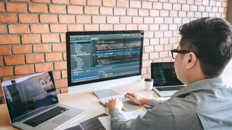 Profesional diseñando sitio web moderno en oficina con enfoque UX UI y responsive para negocios digitales