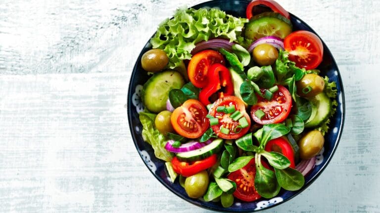 Ensalada gourmet con ingredientes frescos, cereales y vegetales de colores en vista cenital, lista para llevar.