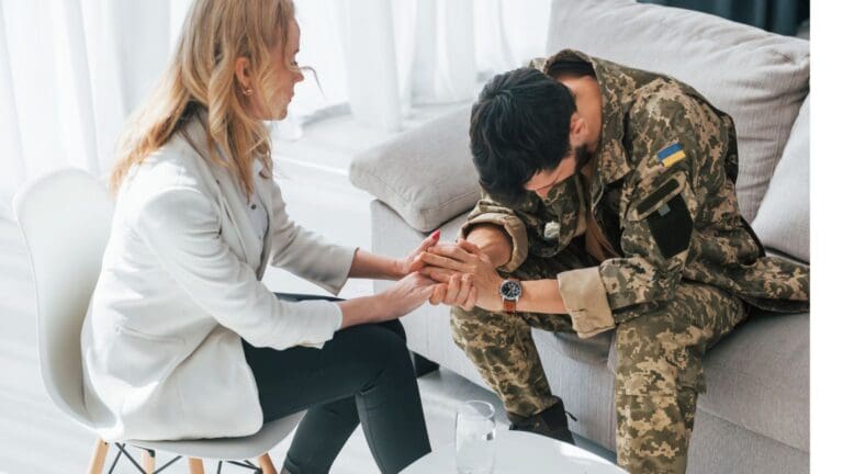 Paciente en terapia psicológica, tratando síntomas del estrés postraumático con apoyo profesional.
