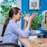Mujer joven accediendo a terapia para la ansiedad desde casa a través de una plataforma online, con expresión de calma y alivio emocional.