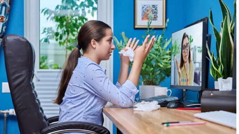 Mujer joven accediendo a terapia para la ansiedad desde casa a través de una plataforma online, con expresión de calma y alivio emocional.