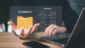 Trámites administrativos online desde su ordenador en casa, representando servicios digitales de gestoría y extranjería en España