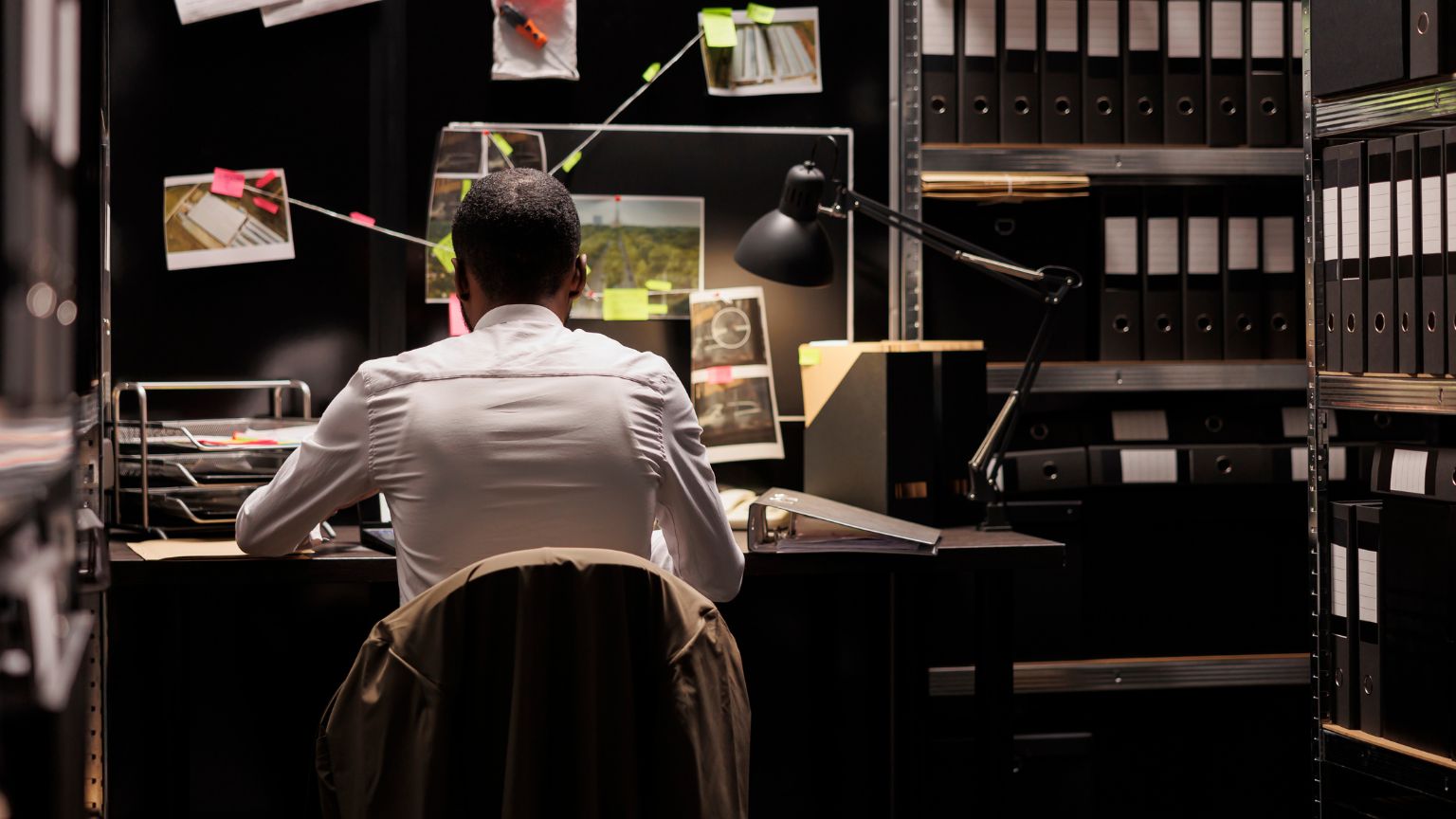 Detective privado en Sevilla revisando documentos de caso por infidelidad.
