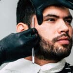 Hombre con estilo de barba bien definida según su tipo de rostro en barbería profesional en Barcelona.