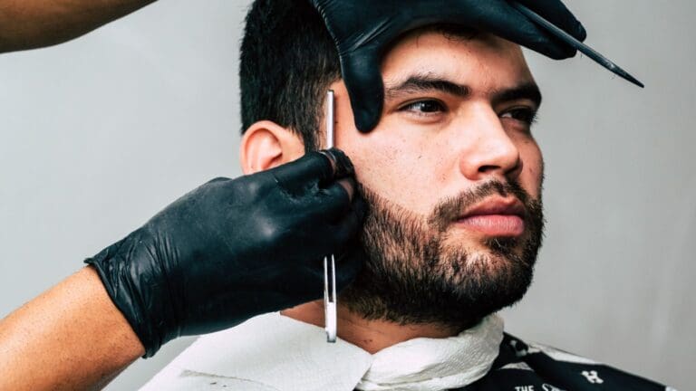 Hombre con estilo de barba bien definida según su tipo de rostro en barbería profesional en Barcelona.