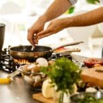 Hombre preparando recetas saludables fáciles en una cocina luminosa con ingredientes naturales y comida casera creativa
