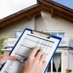 Profesional revisando una vivienda en España como parte de una inspección de propiedades previa a la compra