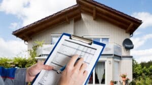 Profesional revisando una vivienda en España como parte de una inspección de propiedades previa a la compra