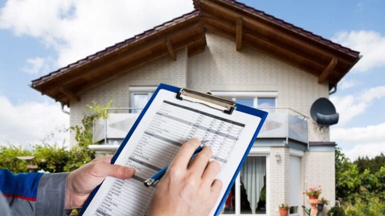Profesional revisando una vivienda en España como parte de una inspección de propiedades previa a la compra