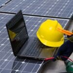 Técnico revisando sistema eléctrico en un edificio moderno como parte de una solución energética eficiente en Badalona