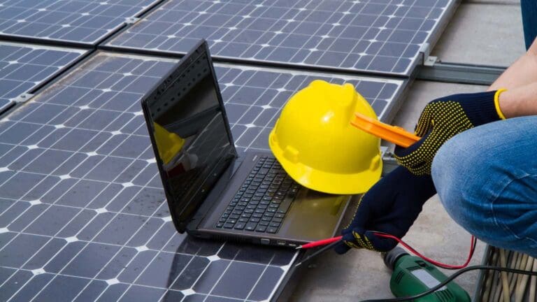 Técnico revisando sistema eléctrico en un edificio moderno como parte de una solución energética eficiente en Badalona