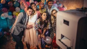 Invitados disfrutando un videomatón 360 grados en evento en Valencia con cámara slow motion