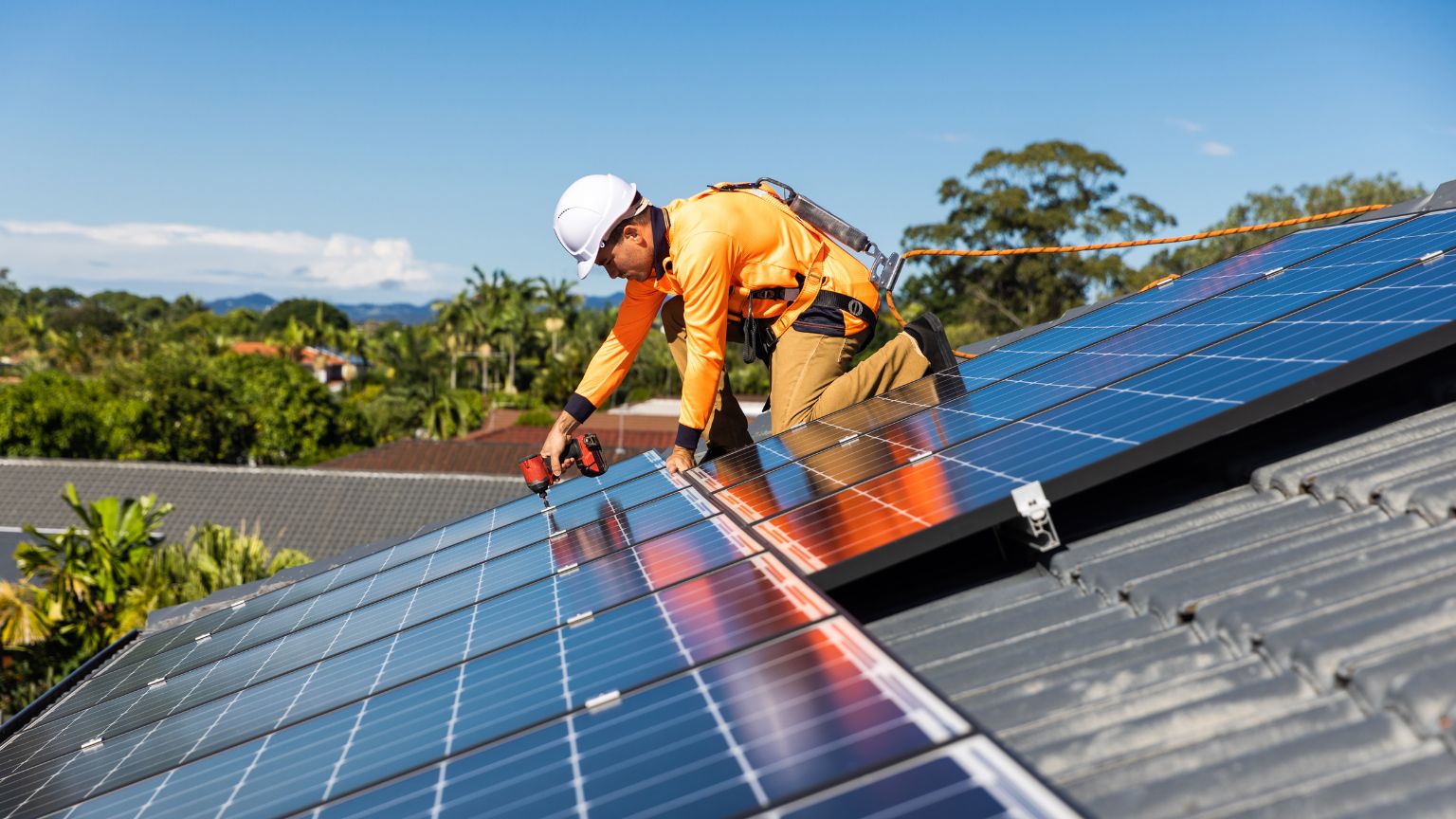 Las claves para reducir tu factura de luz con energía solar.