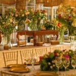 Decoración floral primaveral con tulipanes, rosas y margaritas en un ambiente luminoso y acogedor.