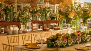 Decoración floral primaveral con tulipanes, rosas y margaritas en un ambiente luminoso y acogedor.