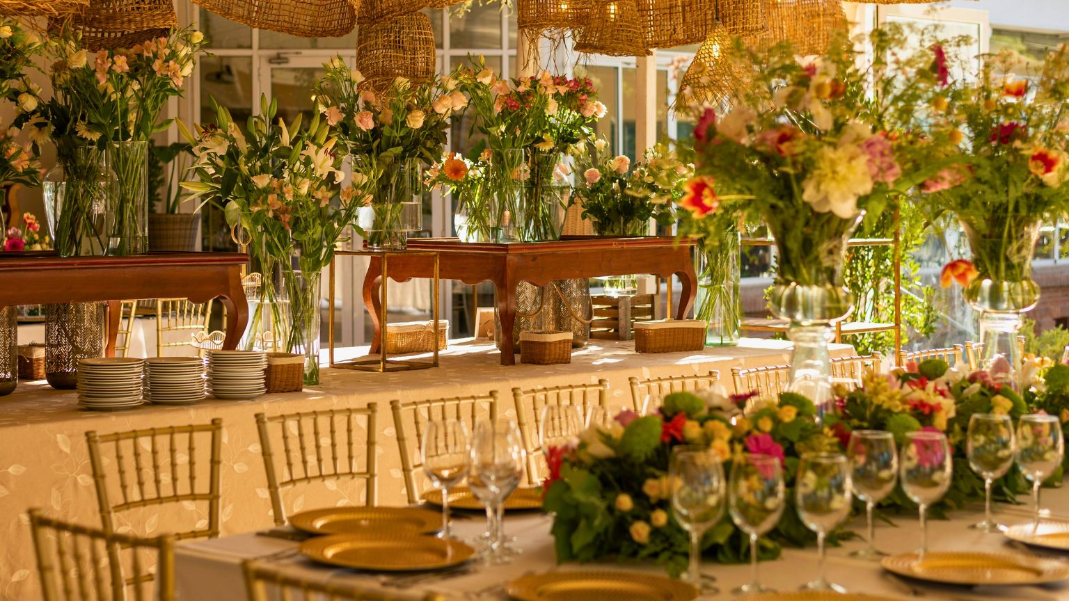 Decoración floral primaveral con tulipanes, rosas y margaritas en un ambiente luminoso y acogedor.