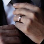 Joyas para hombre: anillos, pulseras y colgantes que destacan por su estilo y elegancia.
