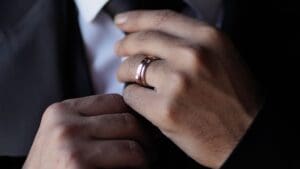 Joyas para hombre: anillos, pulseras y colgantes que destacan por su estilo y elegancia.