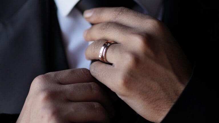 Joyas para hombre: anillos, pulseras y colgantes que destacan por su estilo y elegancia.