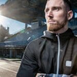 Deportista enfrentando una sanción en su carrera profesional, reflejando el impacto de las decisiones disciplinarias en el ámbito deportivo.