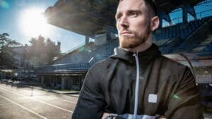 Deportista enfrentando una sanción en su carrera profesional, reflejando el impacto de las decisiones disciplinarias en el ámbito deportivo.