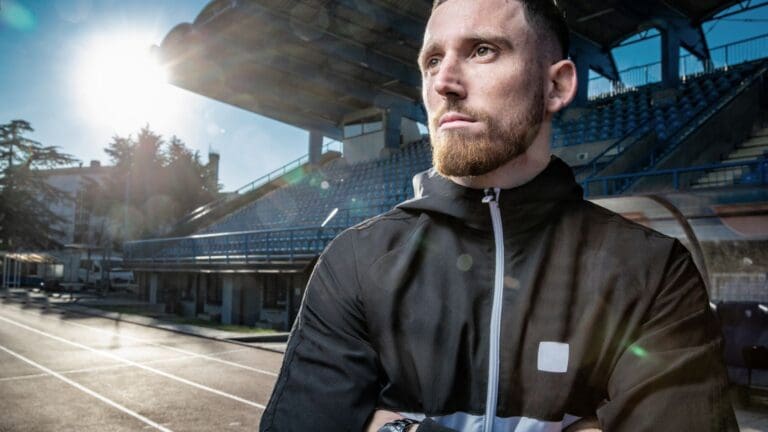Deportista enfrentando una sanción en su carrera profesional, reflejando el impacto de las decisiones disciplinarias en el ámbito deportivo.