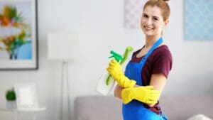 Persona realizando limpieza ecológica en casa con productos sostenibles y reutilizables para cuidar el medio ambiente.