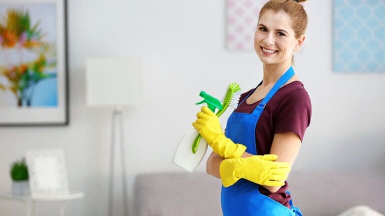Persona realizando limpieza ecológica en casa con productos sostenibles y reutilizables para cuidar el medio ambiente.