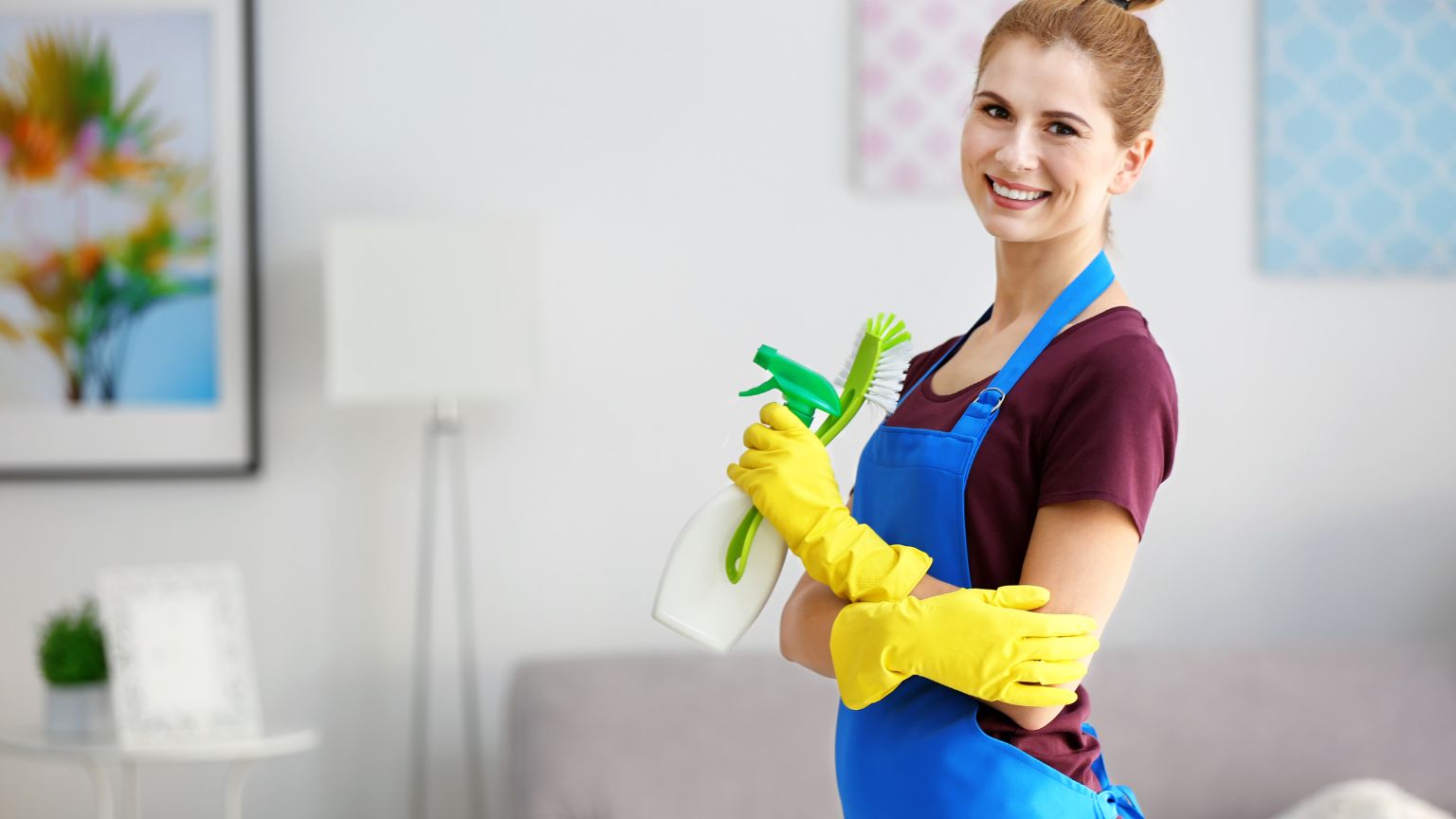 Persona realizando limpieza ecológica en casa con productos sostenibles y reutilizables para cuidar el medio ambiente.
