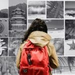 Collage de destinos turísticos populares en Asia y América con viajeros disfrutando de templos, playas y ciudades emblemáticas