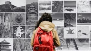 Collage de destinos turísticos populares en Asia y América con viajeros disfrutando de templos, playas y ciudades emblemáticas