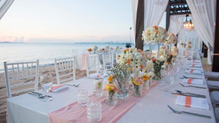 Boda de lujo en un escenario exclusivo de Europa, con decoración elegante y vistas impresionantes para un evento inolvidable.